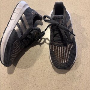 Girls Adidas Swift run shoes